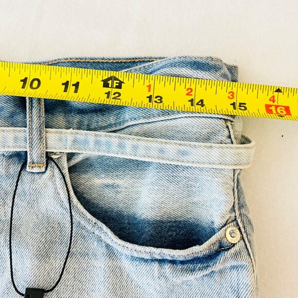 Express Women's 90s High Rise Distressed Belted Blue Denim Bermuda Size 4 NWOT - Picture 9 of 12